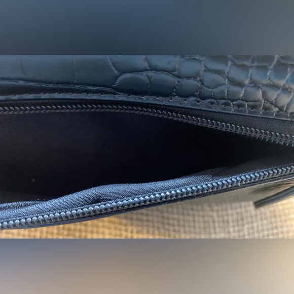 Yikoee Black Purse, Crocodile Design, Outside Zip Pocket, Inside Pocket - Picture 6 of 7